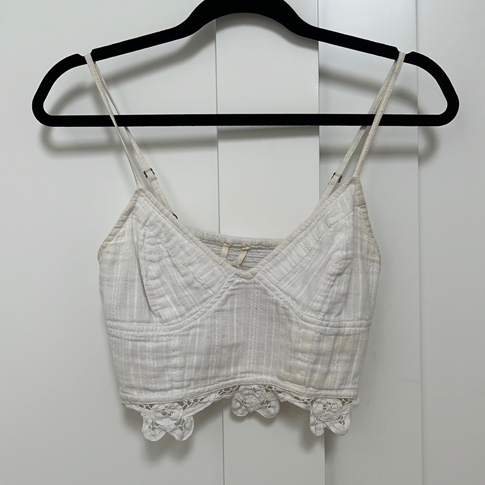 Free people white cropped too with scallop detail